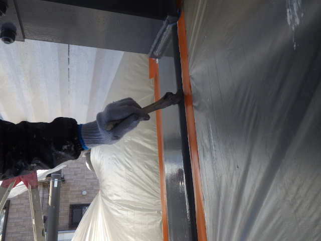 鉄骨の上塗り塗装中です