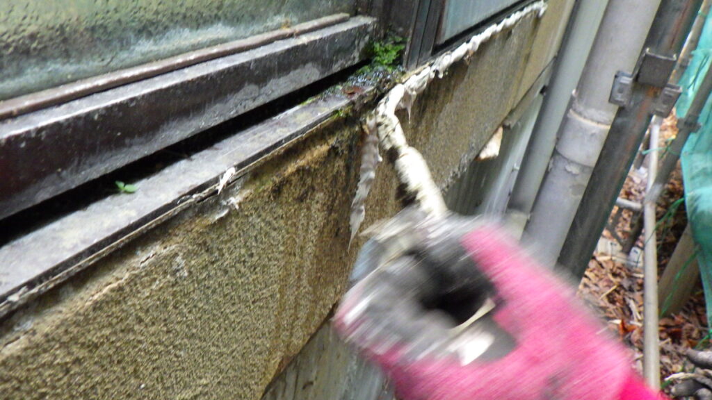 シーリングの撤去中です