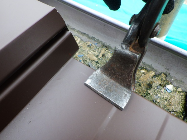 軒先に嚙みこませます