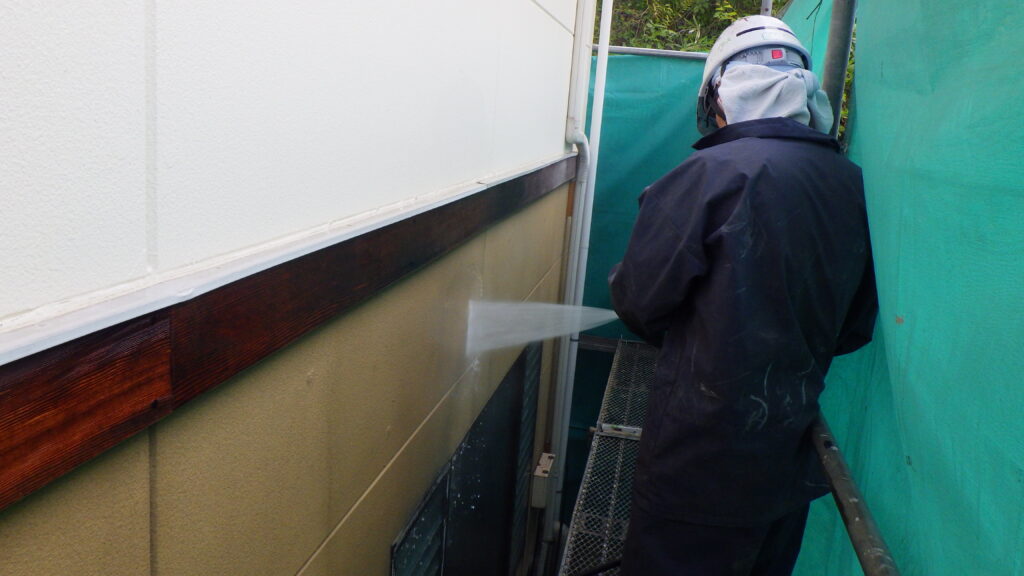 外壁の高圧洗浄中です