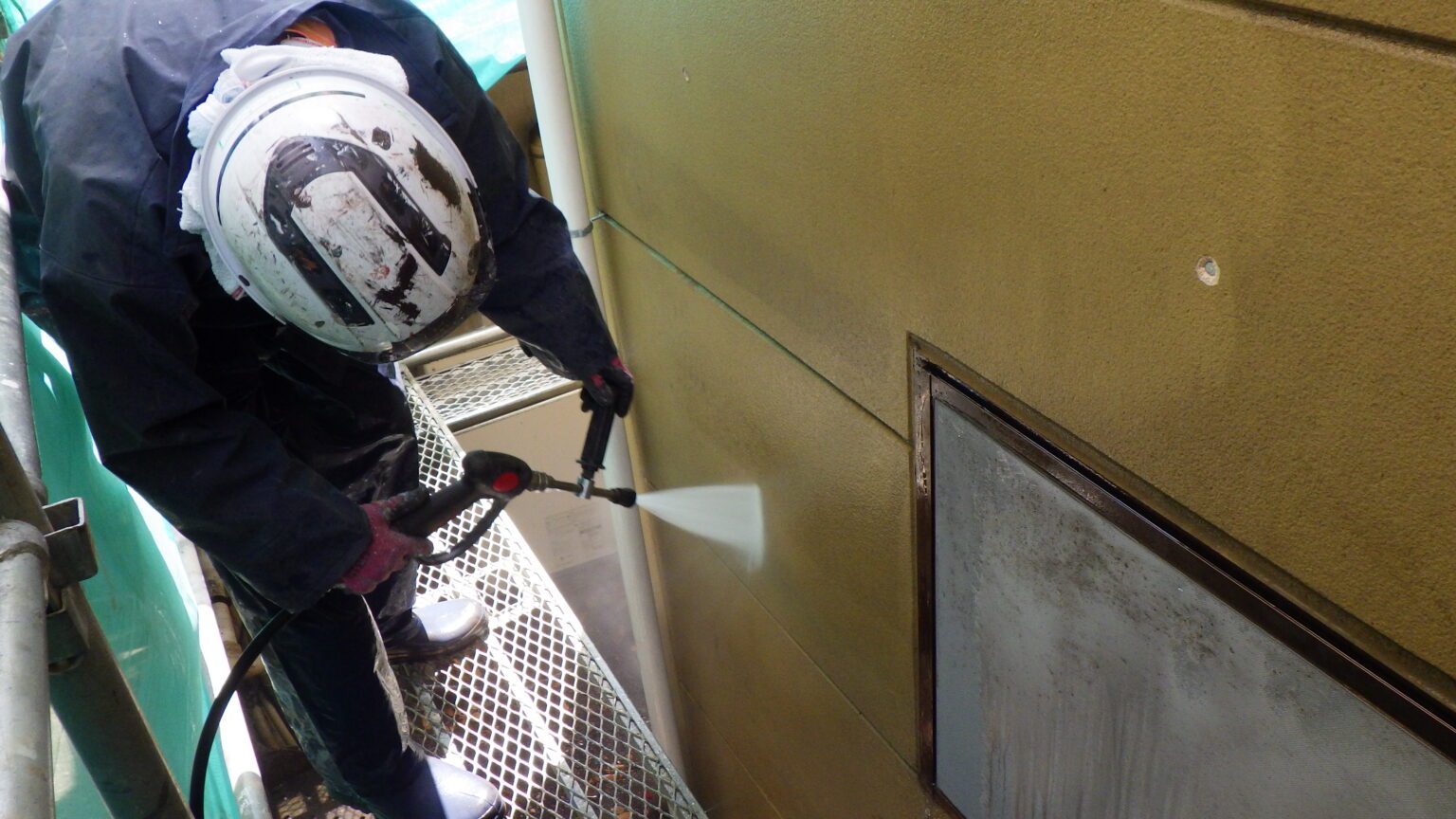 外壁の高圧洗浄中です