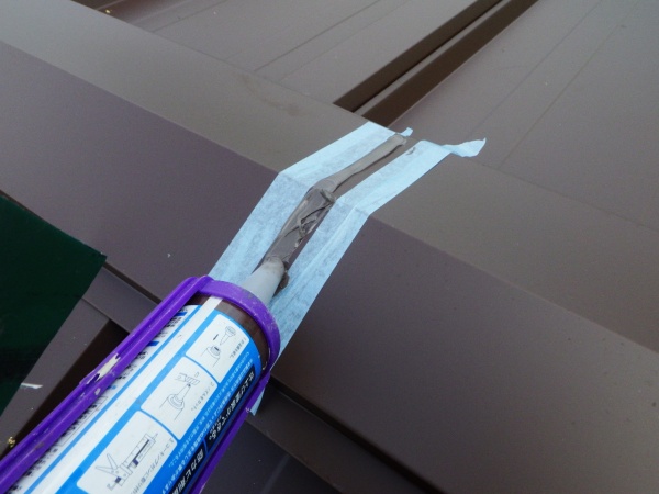 棟板金のシーリング中です