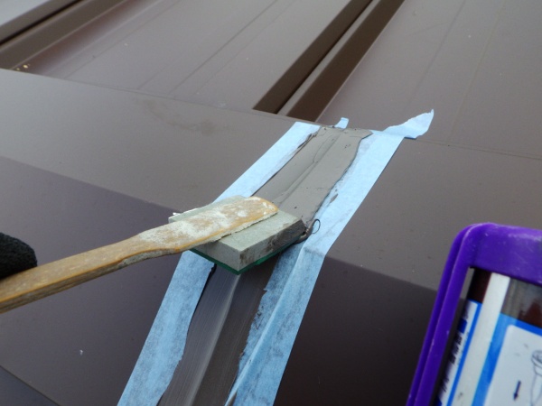 棟板金のシーリング中です