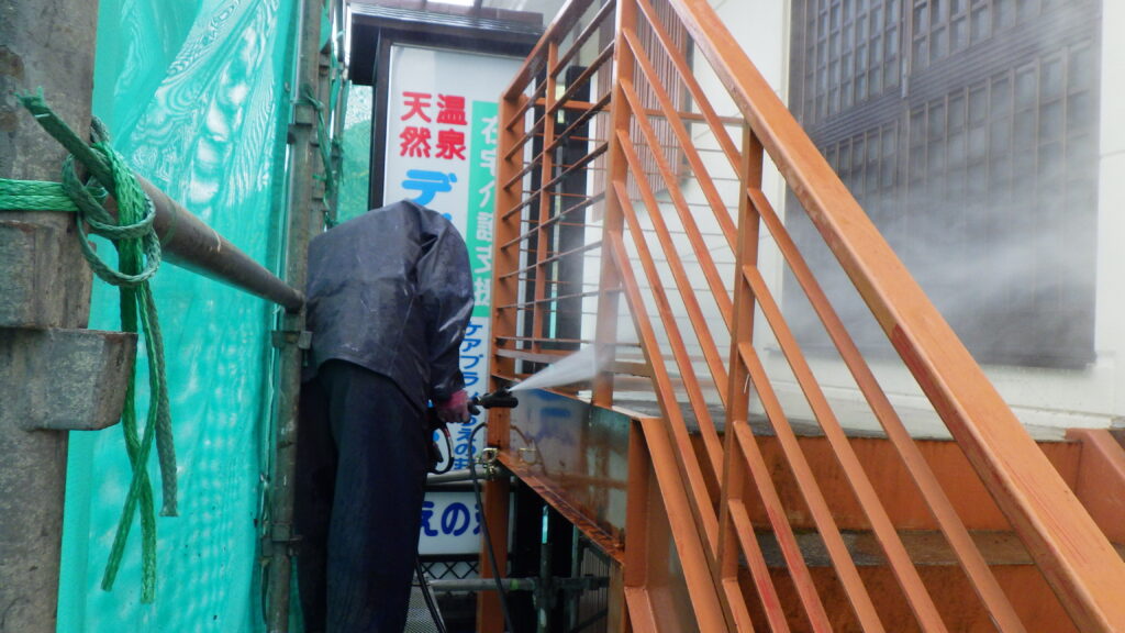 外階段の高圧洗浄中です