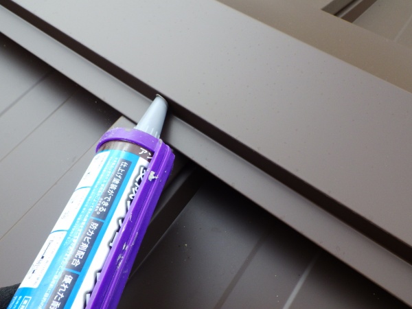 釘頭のシーリング中です