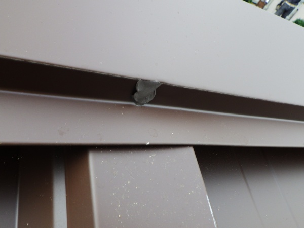 釘頭のシーリング終了です