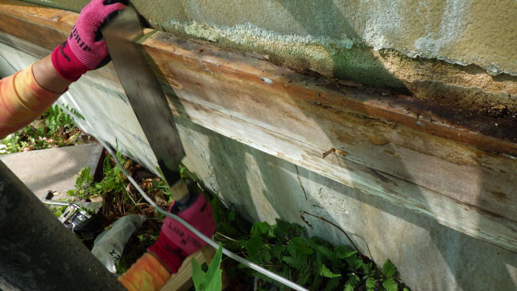 傷んだ幕板の撤去中です