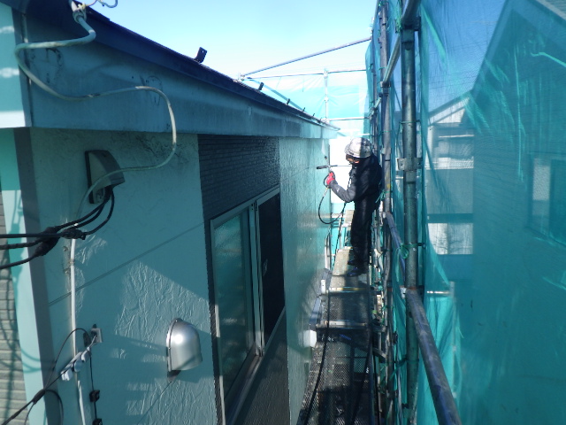 外壁面の高圧洗浄中です