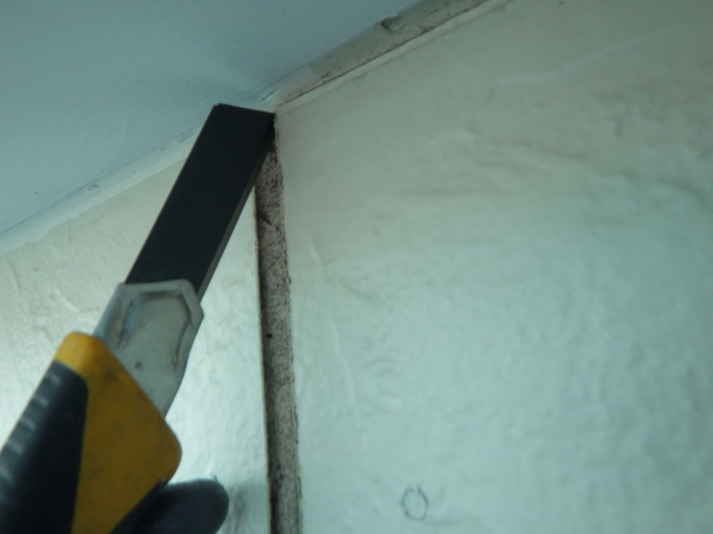 シーリングの撤去中です