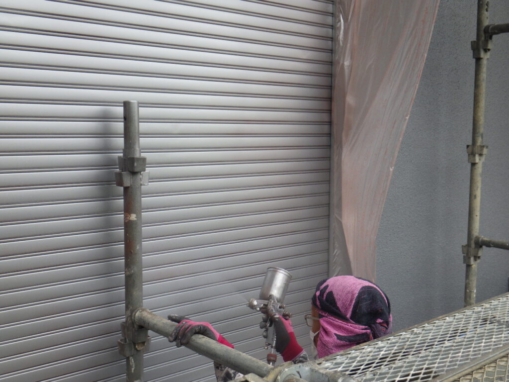 中塗り吹付中