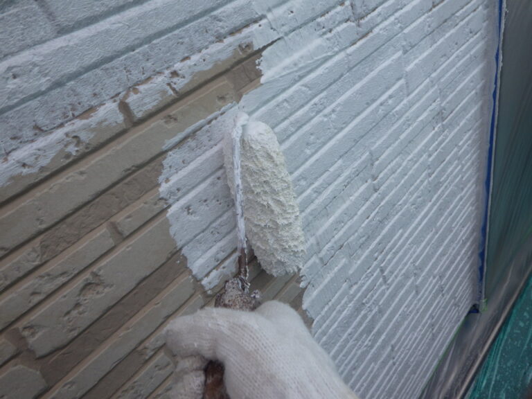 外壁の下塗り中です