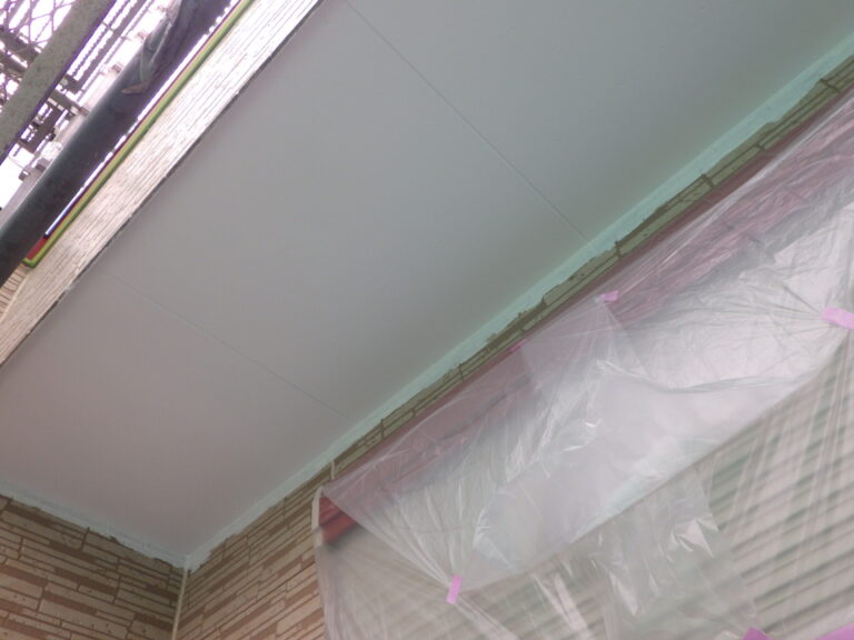 軒天の２回目塗装終了です