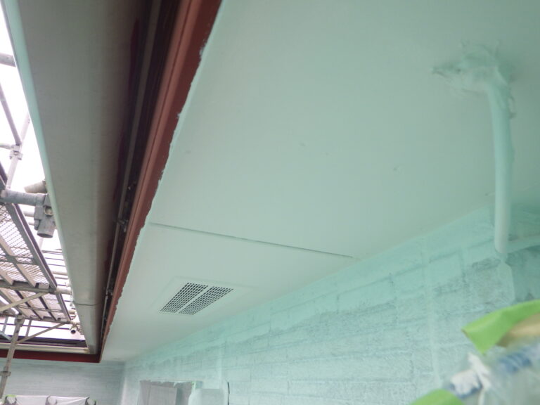 軒天の２回目塗装終了です