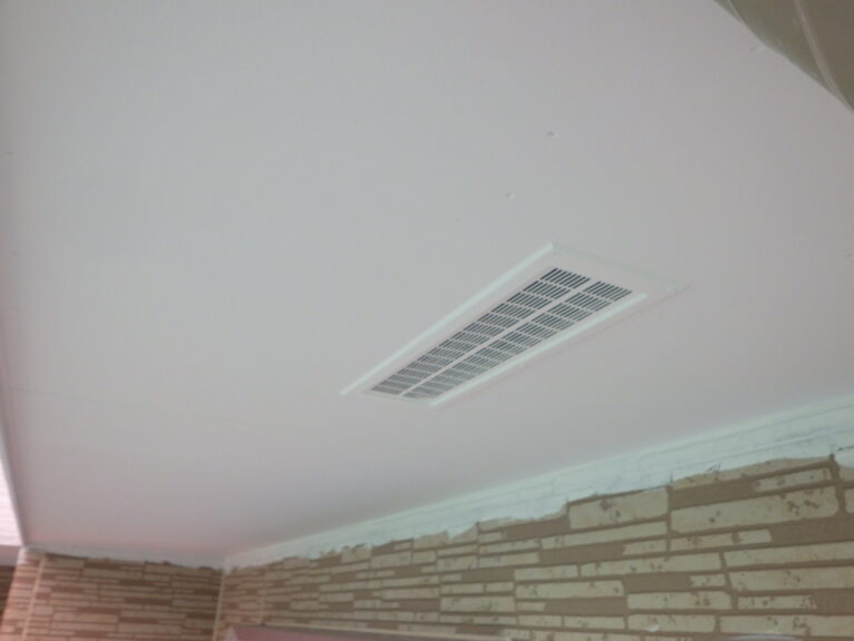 軒天の２回目塗装終了です