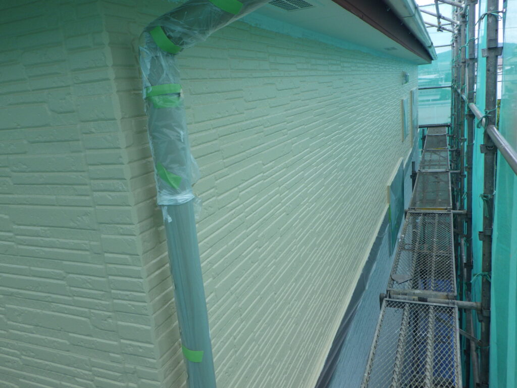 外壁面の中塗り塗装終了です