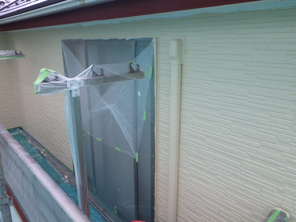 外壁面の中塗り塗装終了です