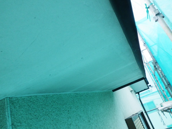 軒天塗装前の状態です