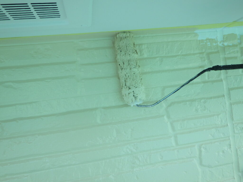 軒天取り合い中塗り塗装中です