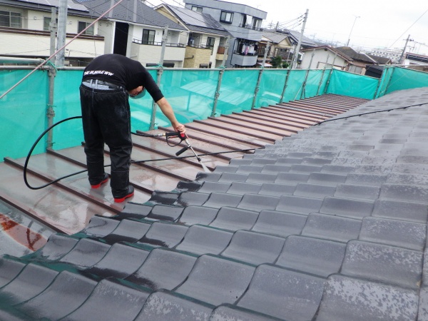 瓦棒屋根の洗浄中です