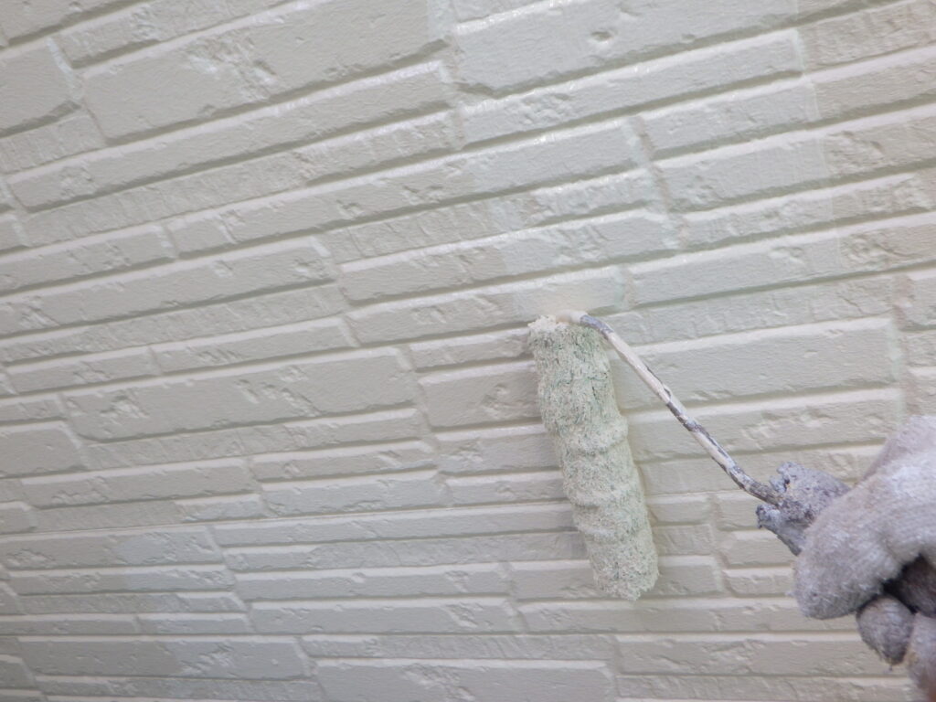 外壁の上塗り塗装中です