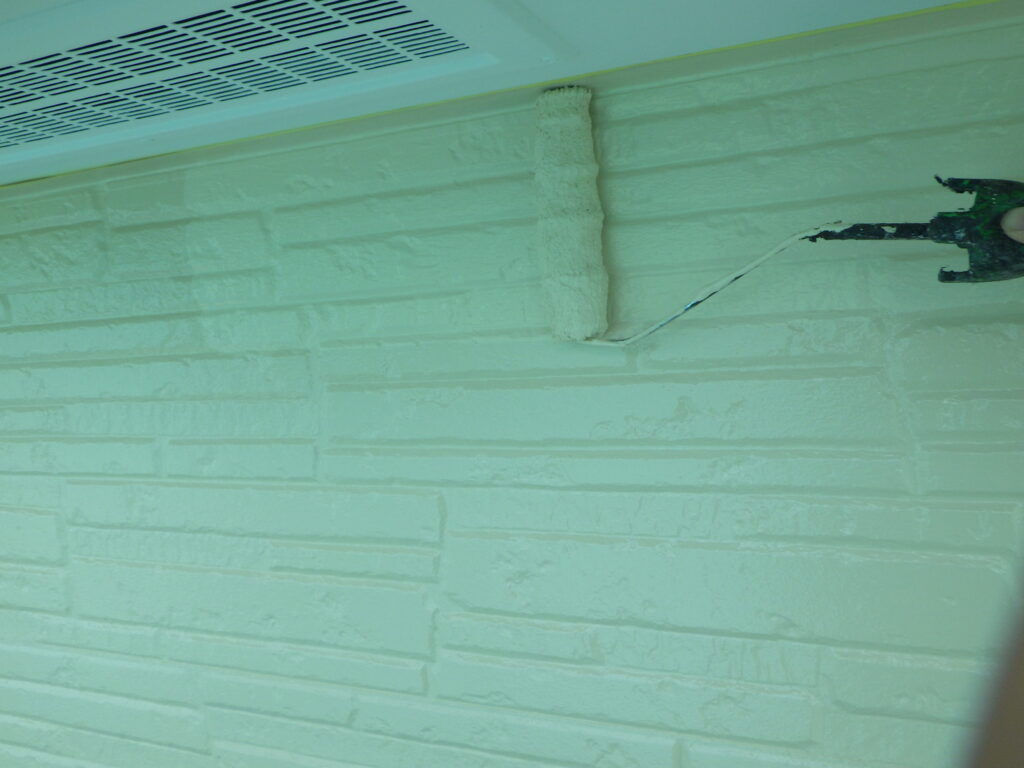 外壁の上塗り塗装中です