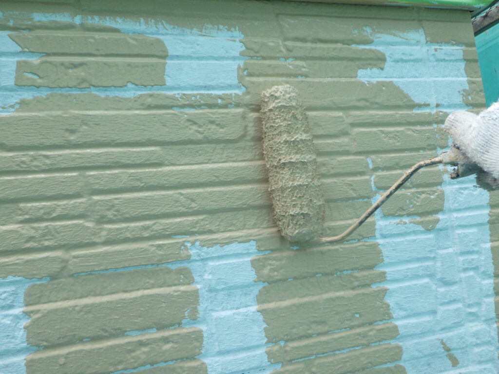 １階部分の外壁中塗り中です