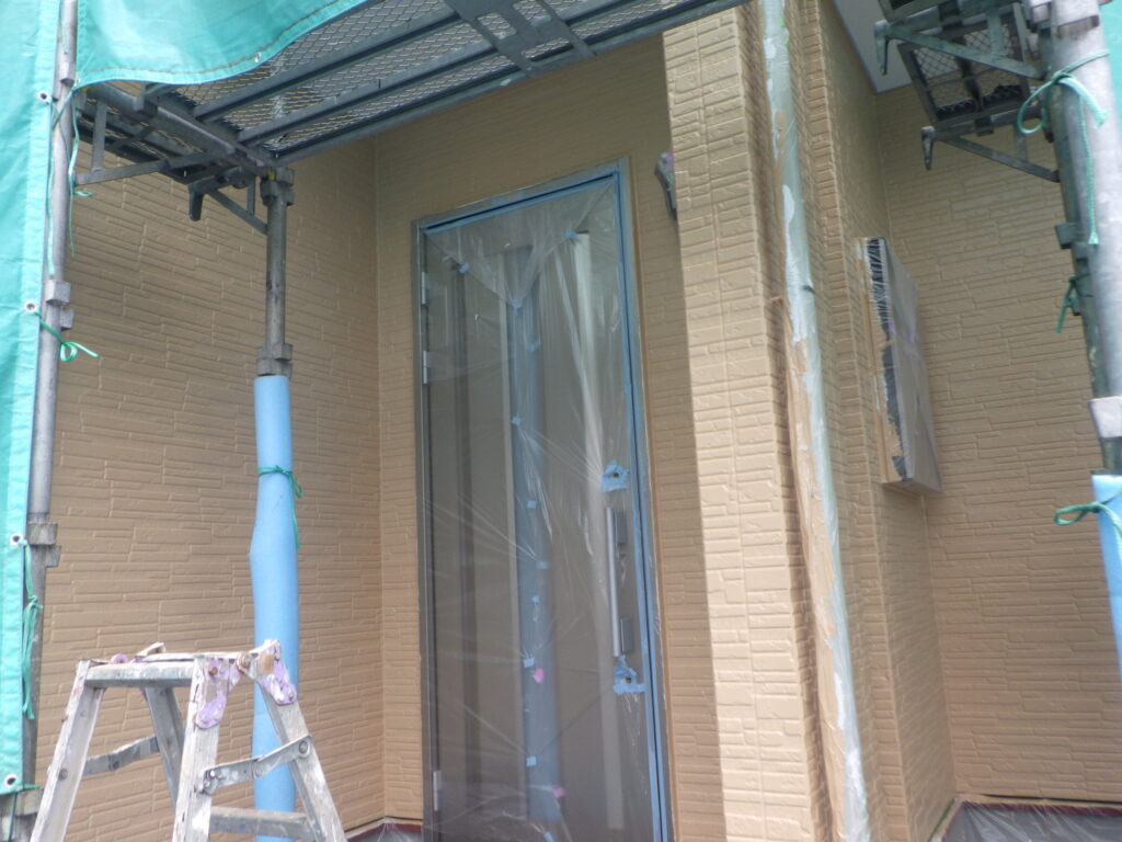 １階中塗り塗装が終了しました