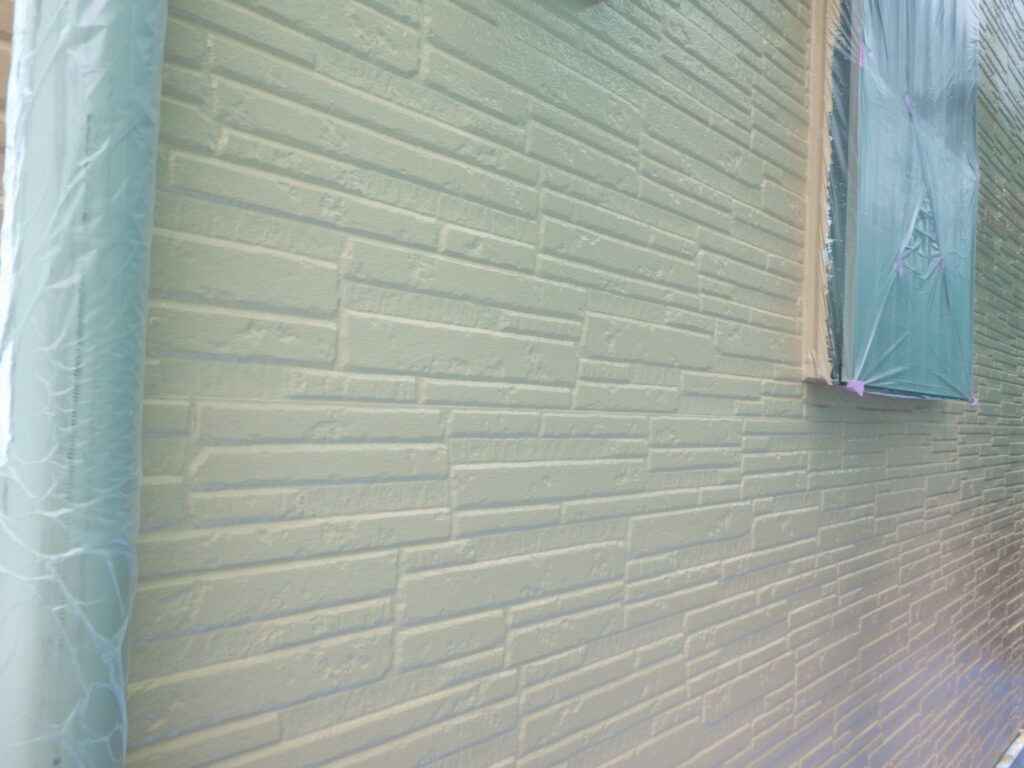 １階中塗り塗装が終了しました