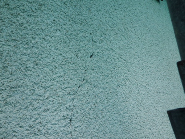 施工前の外壁の傷みです