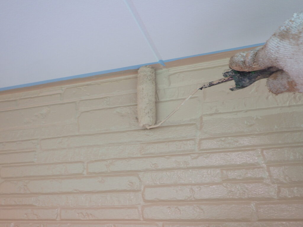 １階の上塗り塗装中です