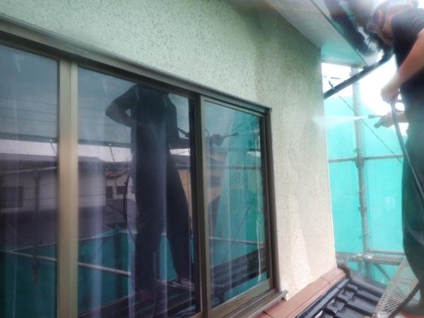 ２階外壁の洗浄中です