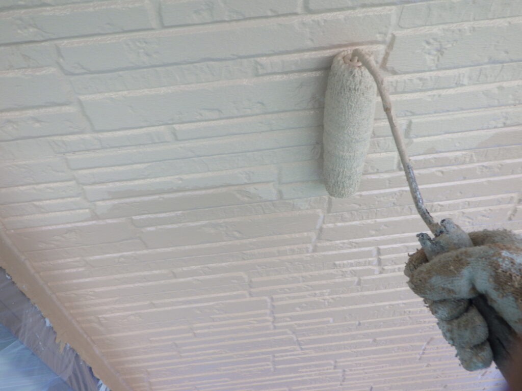 １階の上塗り塗装中です