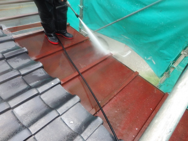 瓦棒屋根の洗浄中です