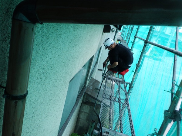 １階外壁の洗浄中です
