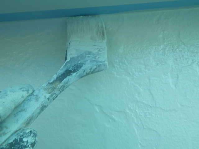 軒天取り合い塗装の１中塗り中です