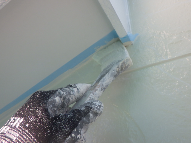 軒天取り合い塗装の上塗り中です