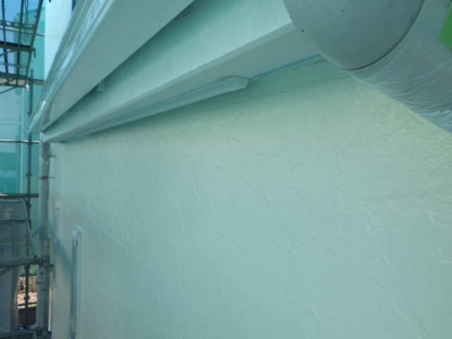 軒天取り合い塗装の中塗り終了です