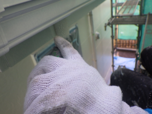 破風塗装の２回目中です