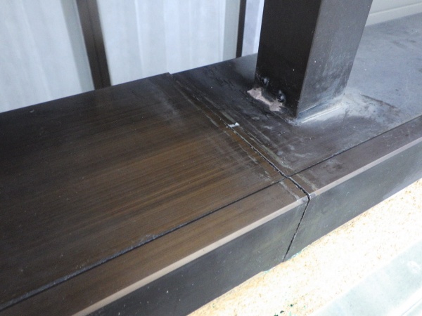 笠木の既存シーリング撤去終了です
