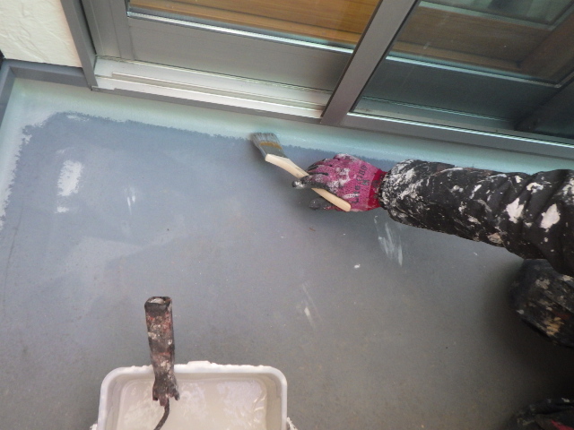 ベランダ床１回目塗装中です