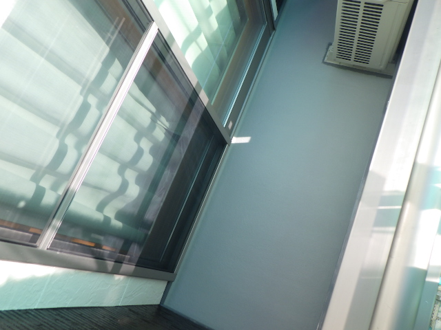 ベランダ床TOP１回目塗装終了です