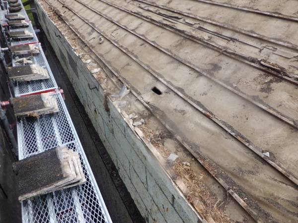 瓦撤去後の屋根の状態です