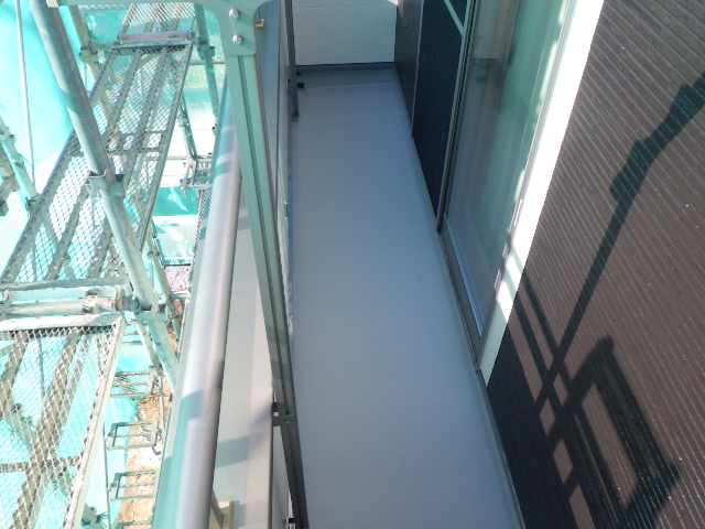 ベランダ床TOP１回目塗装終了です