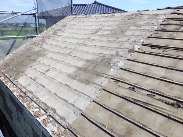 瓦撤去後の屋根の状態です