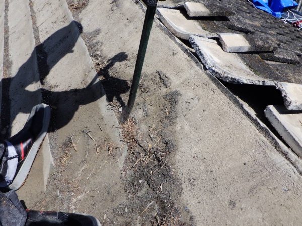 セメント瓦かけの撤去中です