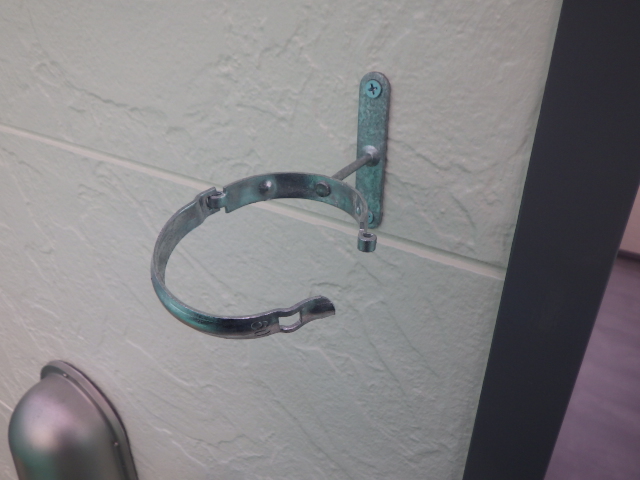 竪樋金具の取り付け終了です