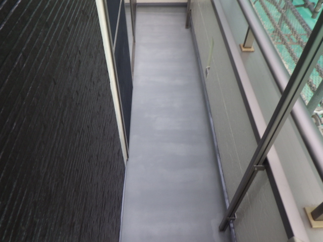 ベランダ床TOP２回目塗装終了です