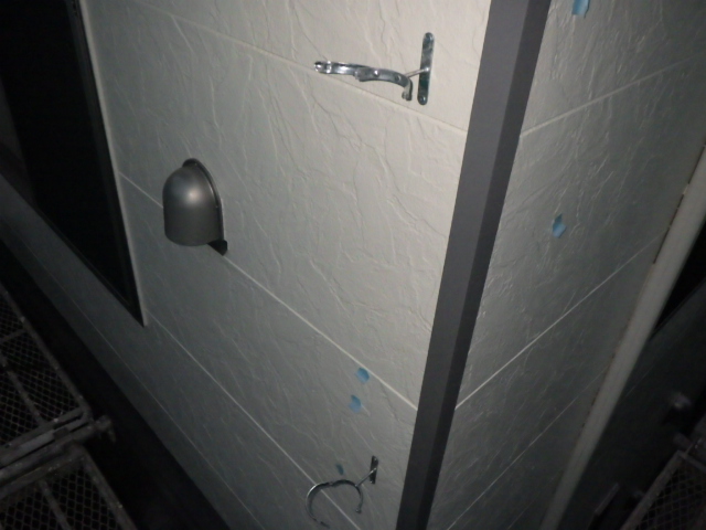 竪樋金具の取り付け終了です