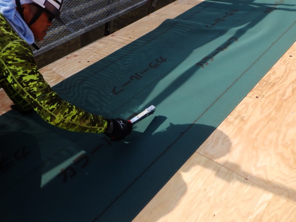 ルーフィングの貼り付け中です