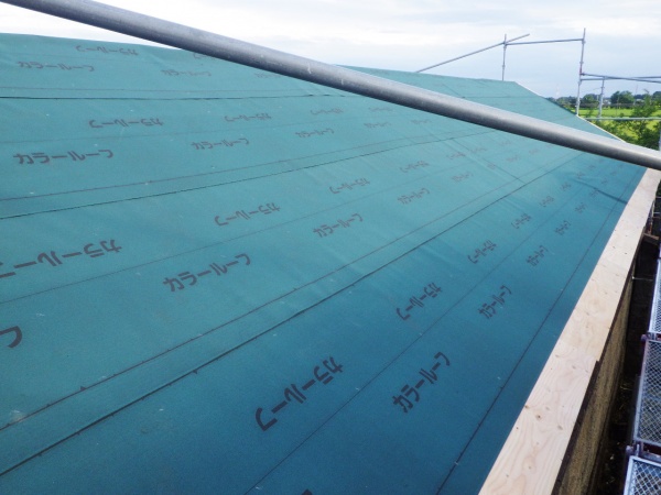 ルーフィングの貼り付け中です